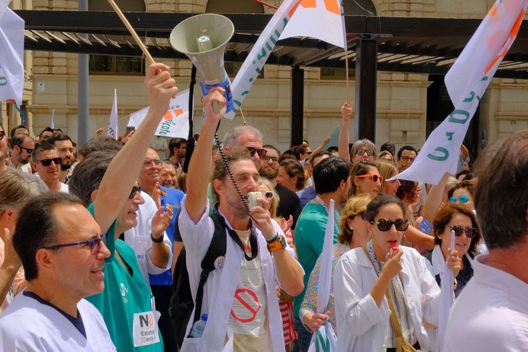 El seguimiento de la huelga médica en Alicante supera el 80%